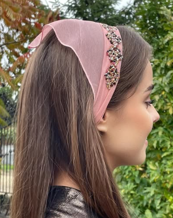 Batic din tul - Roz cu accesoriu din pietre colorate